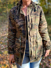 Load image into Gallery viewer, Perfect View Camo Hoodie Jacket

